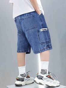 SHEIN Pantalones cortos vaqueros azules holgados y sueltos con parches y bolsillos laterales, estilo retro casual para niños, ropa de primavera y verano para el descanso de primavera - Azul lavado oscuro - Ver 2