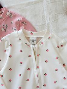 SHEIN 3件組新生兒花卉印花全拉鍊舒適嬰兒睡衣套裝，可愛中性款連身衣連身褲，荷葉邊肩部設計連腳套裝，高級花卉印花長袖連身睡衣，前開拉鍊方便穿脫 - 粉色 - 查看 7