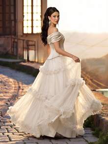 Aureia Đầm dạ hội nữ cao cấp sang trọng phong cách vintage trễ vai một bên màu kem, vải satin phối patchwork, đính đá thủ công, voan lưới thiết kế hoa 3D, dáng chữ A, phù hợp cho lễ hội, đám cưới, dạ tiệc, tiệc chiêu đãi doanh nghiệp và các sự kiện khác - Màu be - Xem 2