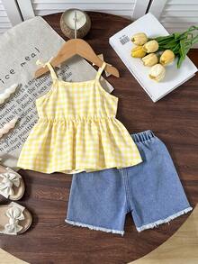 SHEIN Vintaside Kids 2件組 幼女可愛夏季度假藍黃格紋雛菊裝飾無袖短版上衣與毛邊牛仔短褲 寬鬆舒適版型 - 黃色 - 查看 2