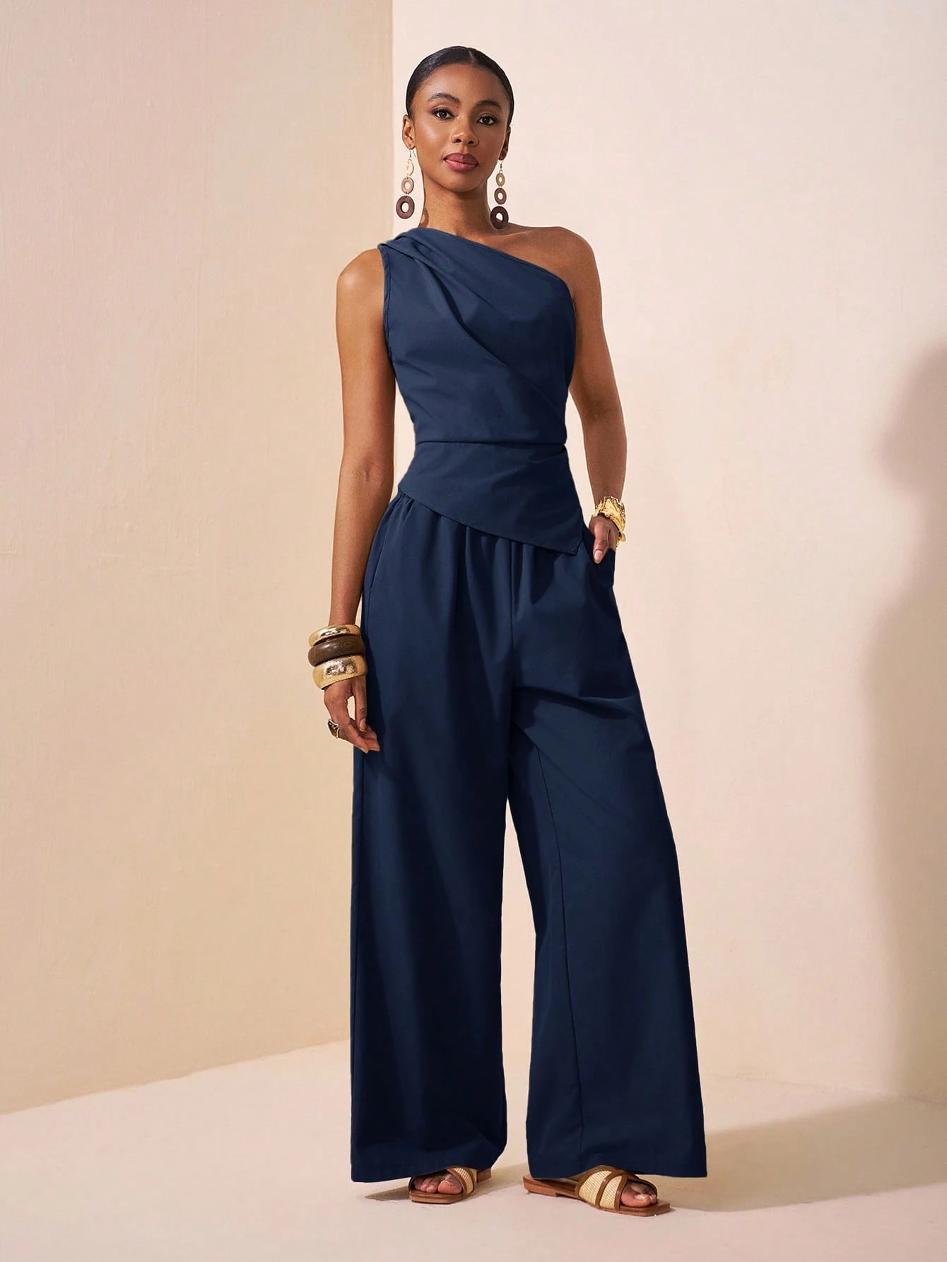 Conjunto feminino de 2 peças Zivah cáqui com top de um ombro só e calça reta