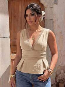 Lounesse Blusa casual versátil de uso diario con cuello en V profundo, parches de encaje y volantes para mujer de talla grande - Caqui - Ver 1