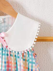 SHEIN Elladie kids 女童休閒彩色格紋印花洋裝，附可愛3D蝴蝶結、荷葉邊飾、方領/圓領、開胸設計，甜美優雅風格，適合日常穿著、度假與通勤 - 彩色 - 查看 4