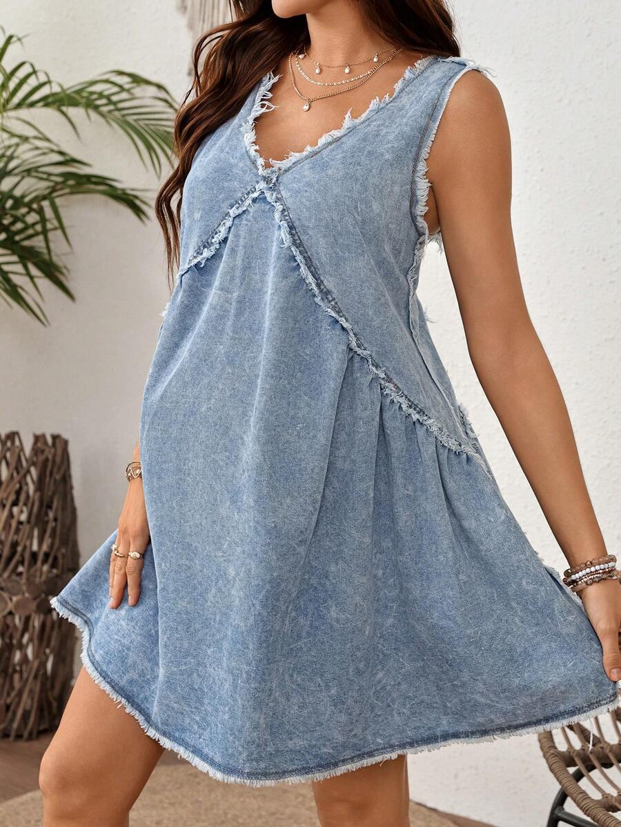 SHEIN 孕妇V领无袖休闲牛仔连衣裙 夏季节日服装 通勤 度假 毕业典礼 时尚 Y2K 可爱 街头风 妩媚 派对 婚礼 优雅 商务休闲 女士 商务 海滩 毕业典礼 外出 生日 女士无袖V领牛仔连衣裙,毛边和做旧流苏细节 蓝色 - 藍色 - 查看 1