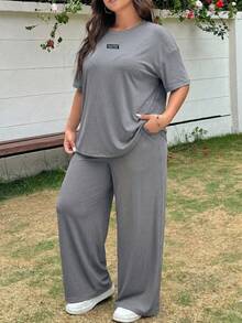 SHEIN EZwear 2pcs/Set Kaos Lengan Pendek Wanita Ukuran Besar Warna Abu-abu dengan Motif Huruf dan Celana Panjang Lebar, Musim Semi/Panas - Grey - View 3