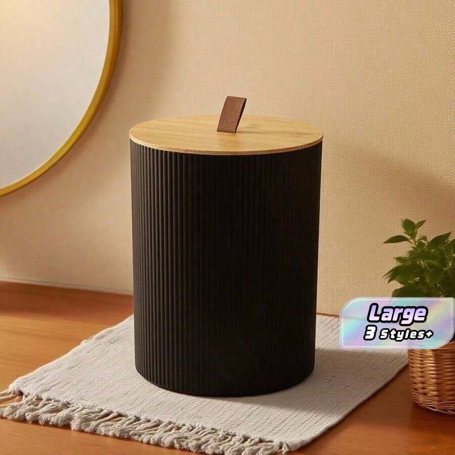 1个大容量竹盖垃圾桶，简约条纹设计，适用于家庭客厅或浴室收纳