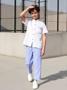 SHEIN 男童(大童)休閒學院風百搭簡約白色短袖襯衫與休閒長褲2件套，夏季套裝，優雅穿搭，適合外出、度假、觀光、拍照，2026春/夏季新款時尚 - 藍白色 - 查看 1