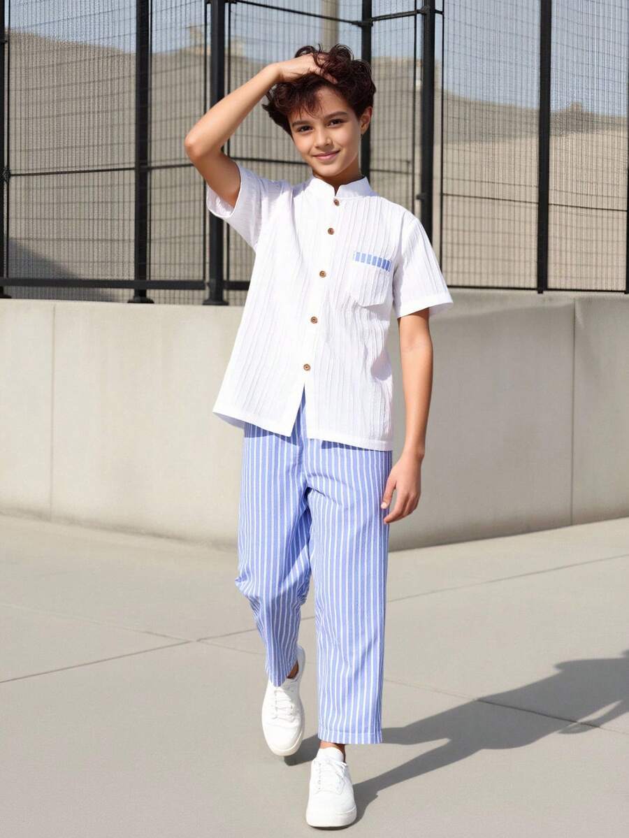 SHEIN 男童(大童)休閒學院風百搭簡約白色短袖襯衫與休閒長褲2件套,夏季套裝,優雅穿搭,適合外出、度假、觀光、拍照,2026春/夏季新款時尚 - 藍白色 - 查看 1