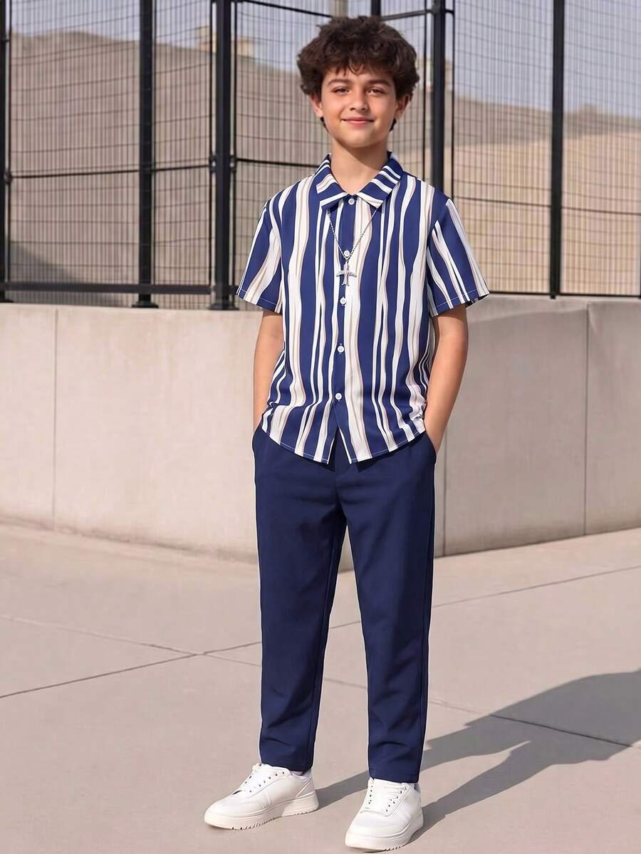 SHEIN 男童休閒通勤幾何線條圖案印花短袖襯衫與長褲兩件套 - 藍色 - 查看 1