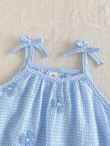 SHEIN Playful Pals 1件少女可愛優雅時尚花卉刺繡藍白格紋無袖A字版型寬鬆洋裝，蝴蝶結肩部設計，柔軟飄逸面料，適合夏季日常出遊、購物、旅行、拍照、生日派對等多種場合 - 藍色 - 查看 4