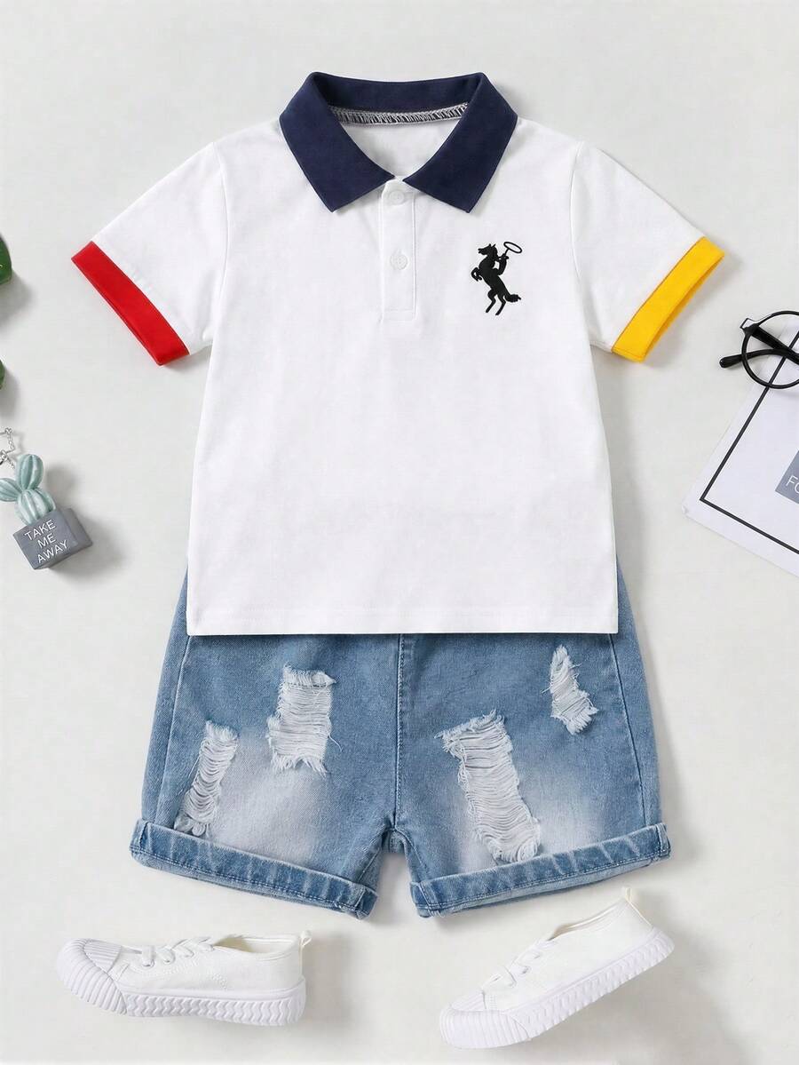 SHEIN Playful Pals 小男孩騎士圖案印花拼接配色短袖鈕扣半開襟 Polo 衫與破洞牛仔短褲 2 件組 - 彩色 - 查看 1