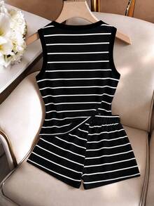 Qadelle Bộ đồ nữ gồm áo tank top cổ tròn phối màu kẻ sọc và quần short cạp chun kiểu dáng thường ngày. - Nhiều màu - Xem 2