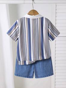 SHEIN 2件裝小男孩夏季復古條紋紋理短袖 Polo 衫 + 休閒牛仔短褲套裝，適合夏季穿著，適合日常散步、幼兒園、家庭出遊，在保有童趣魅力的同時展現適度的成熟感 - 淺色水洗藍 - 查看 2
