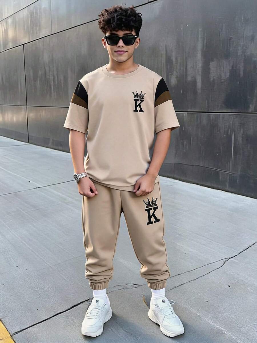 SHEIN 2件組青少年男款休閒運動百搭柔軟舒適拼接撞色印花短袖圓領T恤與彈性腰圍短褲套裝,適合春、夏、秋季,適用於日常穿著、戶外活動、學校、街頭風格、派對與休閒 - 彩色 - 查看 1