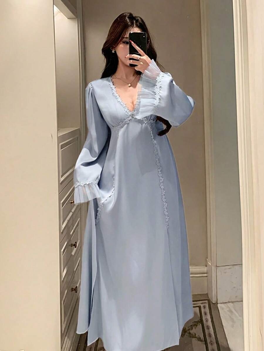 DAZY 迷人緞面蕾絲拼接收腰花瓣袖開衩設計長洋裝女款睡袍睡衣 - 淺藍色 - 查看 1
