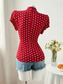 Sweetra Áo blouse nữ size lớn phong cách thời trang tối giản đa năng, họa tiết chấm bi độc đáo, thanh lịch ngọt ngào, tay ngắn, dáng ôm slim fit - Đỏ - Xem 2