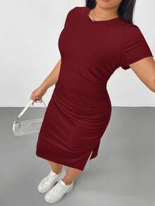 SHEIN Essnce فستان نسائي مقاس كبير للربيع والصيف، أكمام قصيرة بفتحة، تصميم ضيق متوسط الطول، أساور مرنة مريحة، أساسي يومي متعدد الاستخدامات، للعودة إلى المدرسة، أسلوب بسيط، فستان أساسي، فستان أسود - عنابي اللون - مشاهدة 5
