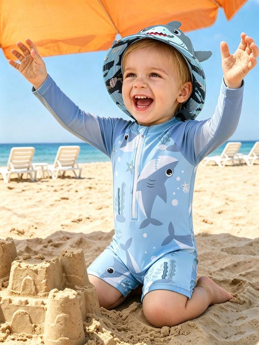 婴儿拉链泳衣，海洋生物鲨鱼印花。夏季海滩度假必备时尚单品。长袖设计，蓝色撞色，可爱的鲨鱼和海洋生物卡通图案。生动活泼。适合可爱的男宝宝在海滩玩耍时穿着。