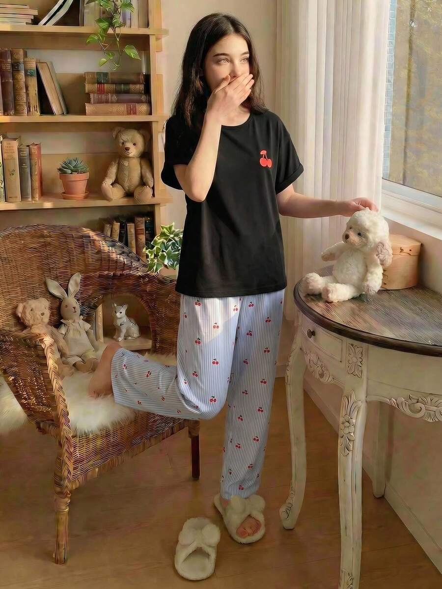 2件組青少年女孩可愛櫻桃印花黑白條紋睡衣,夏季柔軟針織短袖上衣與長褲家居服套裝 - 彩色 - 查看 1