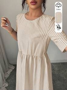 SHEIN LUNE 女款春夏新款極簡寬鬆棉麻感面料海灘度假休閒百搭日常聚會時尚通勤圓領短袖藍白條紋長洋裝 - 卡其色 - 查看 6