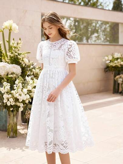 Đầm dạ hội cao cấp cho bé gái mùa cưới, vải organza thêu hoa, cổ cao, tay cánh hoa phồng phóng đại, eo chiết, chân váy xòe rộng, đính ngọc trai, dáng dài vừa, phong cách trang trọng cho dạ hội, biểu diễn, sinh nhật, tiệc chiêu đãi