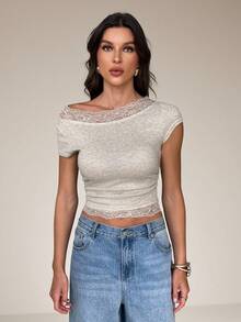 SHEIN Tall Áo croptop nữ trễ vai, viền ren, tay ngắn ôm sát, áo thun tay ngắn phối ren, áo casual mùa hè, áo dự tiệc, áo mùa hè, áo ren, áo trễ vai, áo màu kem, áo màu kem cho nữ, áo nữ gợi cảm, áo thời trang, áo dễ thương, áo lệch vai, áo kiểu lệch vai, áo ren, áo viền ren, áo lệch vai, áo ren. - Màu be - Xem 5