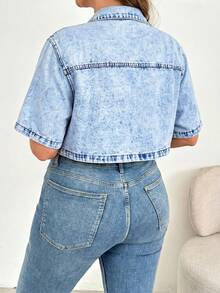 SHEIN CURVE+ 大码短款牛仔外套，休闲夏季沙滩度假优雅上衣，女士大码夏季休闲水洗翻盖口袋短袖牛仔上衣，夏季 - 淺色水洗藍 - 查看 2