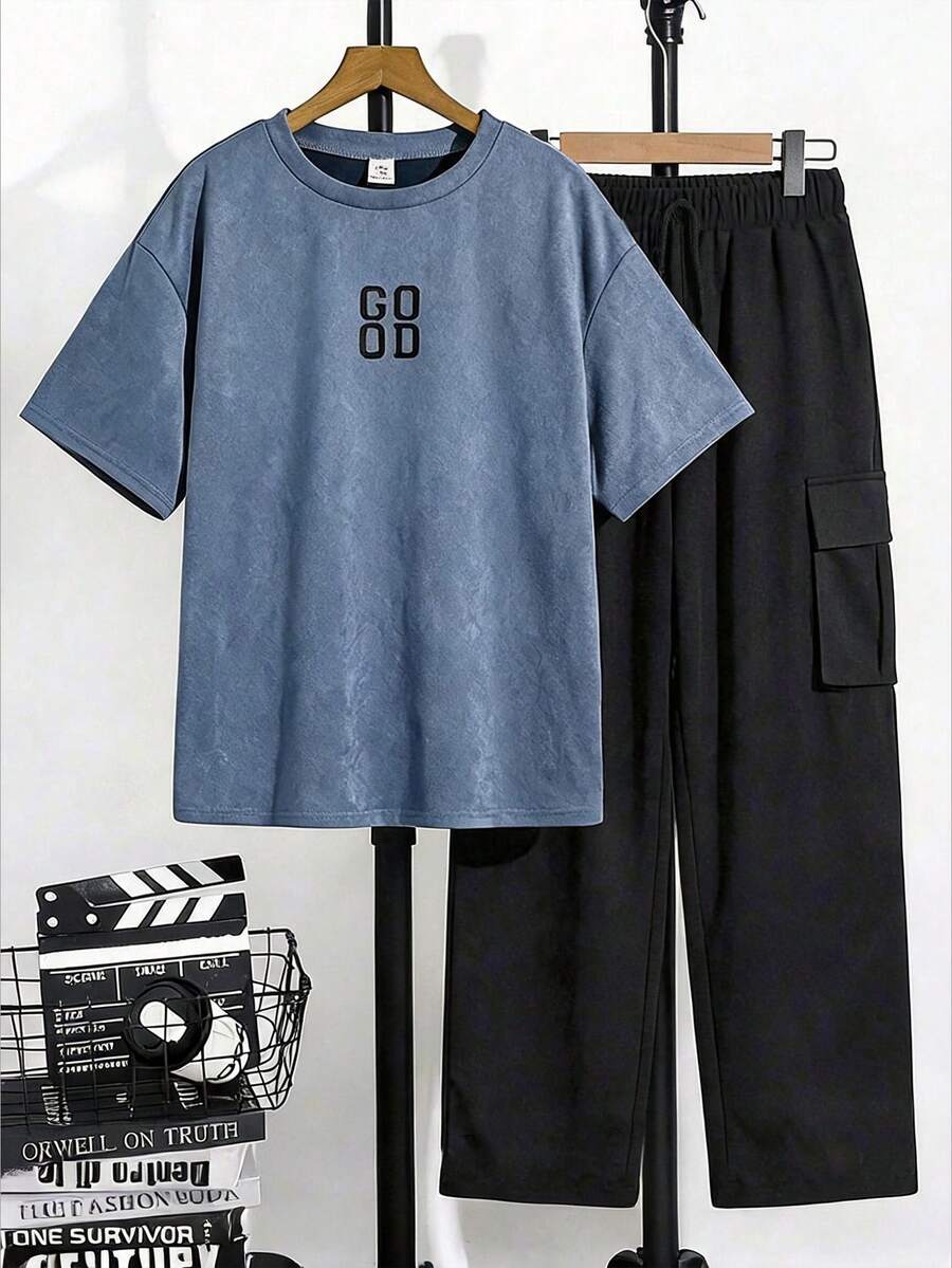 SHEIN 两件套男童简约纯色小写字母撞色纹理深灰色短袖T恤搭配乳白色工装裤,休闲学院风,舒适时尚,简约实用,百搭柔软面料,适合日常穿着,适合上学,适合旅行,适合户外运动,适合春、夏、秋、冬四季。 - 藍色 - 查看 1