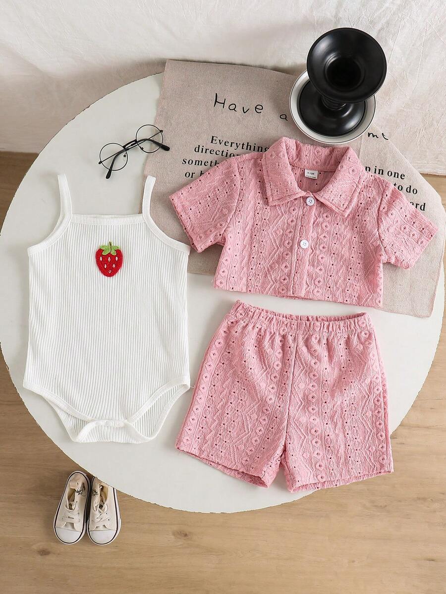 SHEIN 女嬰度假休閒紋理面料短袖上衣與短褲 + 吊帶連身衣 3 件套,適合日常穿著,獨家夏季島嶼風,海灘週末,夏季套裝,優雅服飾,完美適合外出、度假、旅行、拍照,2026 春夏新品時尚 - 粉色 - 查看 1