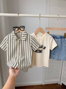 SHEIN 3件組小男孩夏季休閒度假套裝，卡其色條紋襯衫搭配字母T恤內搭上衣與藍色牛仔短褲，度假套裝，條紋套裝，男孩套裝 - 彩色 - 查看 5