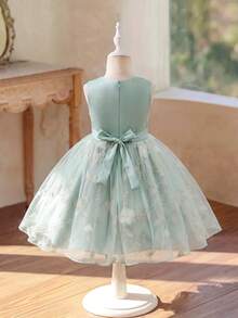 SHEIN Glamorique Kids Vestido de princesa para niñas, vestido de niña de flores para fiesta de cumpleaños, boda y vacaciones, tela de textura de satén, sin mangas, verde haba, falda de tul con dobladillo de flores 3D, lazo de amarre en la espalda, vestidos de graduación, vestidos de verano - Verde - Ver 6