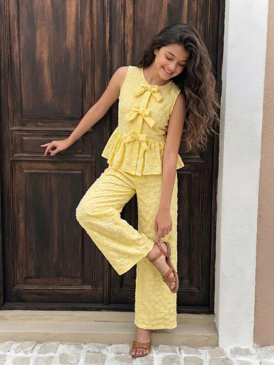 SHEIN 春/夏青少年女孩街頭酷感寬鬆甜美可愛紋理條紋櫻桃印花蝴蝶結裝飾荷葉邊上衣 & 蝴蝶結寬腿短褲套裝,適合日常通勤、休閒、度假、姐妹聚會、街頭風 - 黃色 - 查看 1