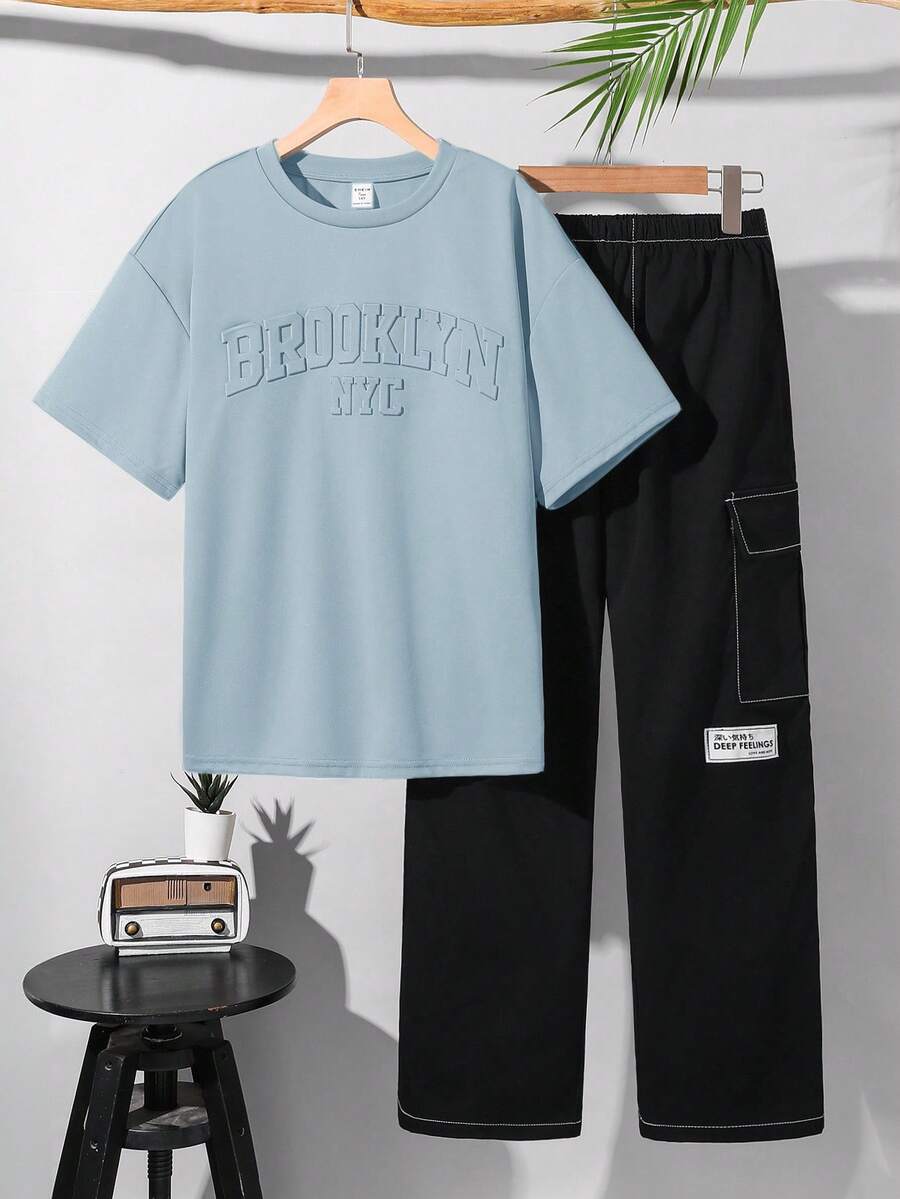 SHEIN Bộ 2 món áo thun cổ tròn tay ngắn in chữ 3D dập nổi & quần dài xám túi hộp đường may tương phản cho nam thiếu niên, phù hợp mặc thường ngày, thể thao, đi chơi, du lịch, đi học, dự tiệc, thời trang và đa năng cho mùa xuân/hè - Màu xanh lam - Xem 1