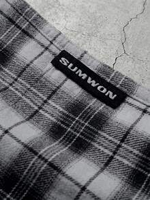 SUMWON 格子短款法兰绒短袖衬衫，休闲宽松街头风上衣 - 黑與白 - 查看 5