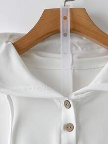 SHEIN Sweatshirt Hoodie Kancing Kayu Satu Baris Minimalis Mewah Ukuran Plus untuk Wanita, Cocok untuk Aktivitas Sehari-hari dan Perjalanan Santai - Putih - View 3