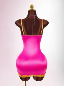 Bumpella Gaun Mini Bodycon Jala Motif Bunga Tropis dengan Detail Renda di Bagian Dada - Berwarna merah muda - View 8