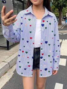 SHEIN 1件少女韓系學院風波普藝術襯衫，藍白直條紋配彩色愛心印花，清新活力，經典領口與單排扣設計，穿脫方便，長袖可捲袖口造型，後背打褶增加活動度，寬鬆休閒版型，垂墜舒適且抗皺面料，適合日常上學、休閒出遊或疊穿，春秋適中厚度，2026春夏款，單件裝 - 藍色 - 查看 7