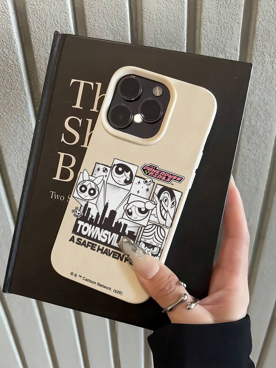THE POWERPUFF GIRLS X SHEIN 飛天小女警全角色反派Townsville城市天際線方形圖案骷髏字母元素皮革紋白色親膚防震防摔保護手機殼,適用於Apple iPhone 13/14/15/15Pro/16/16Pro/17Pro,熱銷日常美學保護殼 - 彩色 - 查看 1