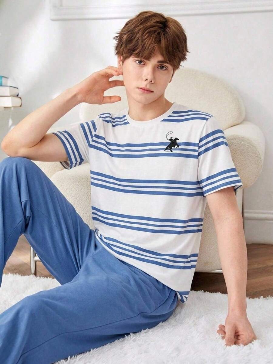 SHEIN 青少年男孩条纹骑士图案印花撞色圆领上衣和休闲裤睡衣套装 - 藍白色 - 查看 1