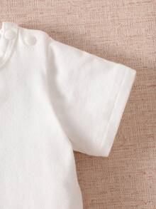 SHEIN Set estivo a 3 pezzi per neonati: body a girocollo bianco puro a maniche corte abbinato a un tutina a righe nere e albicocca con stampa di orsetti e tasche testurizzate, con cappellino da pescatore. Carino e casual, con vestibilità morbida e comoda, perfetto per uscite, raduni, vacanze e servizi fotografici. - Bianco e nero - Visualizzare 6