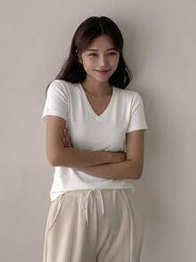 DAZY 女款素色V領休閒百搭日常短袖T恤 - 白色 - 查看 3