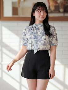 Bijouette Zan Sakura 櫻花季限量版大尺碼藍白法式復古印花立領領結短袖襯衫，以熱銷波點款為基礎的修身剪裁，藍白水墨動物莊園滿版印花，立領蝴蝶結設計，泡泡袖 + 透視網紗拼接，完美遮手臂肉與小腹，適合梨形與蘋果形身材，不勒身，5月初夏季親膚面料，日系溫柔風，適合通勤、約會、出遊、賞花、黃金週旅行氛圍，大尺碼女性專屬高端修身百搭上衣 - 藍白色 - 查看 3