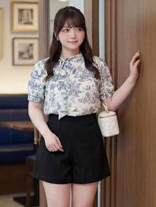 Bijouette Zan Sakura 櫻花季限量版大尺碼藍白法式復古印花立領領結短袖襯衫，以熱銷波點款為基礎的修身剪裁，藍白水墨動物莊園滿版印花，立領蝴蝶結設計，泡泡袖 + 透視網紗拼接，完美遮手臂肉與小腹，適合梨形與蘋果形身材，不勒身，5月初夏季親膚面料，日系溫柔風，適合通勤、約會、出遊、賞花、黃金週旅行氛圍，大尺碼女性專屬高端修身百搭上衣 - 藍白色 - 查看 4