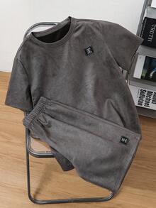 SHEIN 2件組青少年男孩簡約小字母撞色紋理深灰色短袖T恤與長褲套裝，休閒學院風舒適時尚簡約實用百搭，柔軟面料適合日常、上學、旅行及戶外運動，適用春夏秋冬四季，男孩Y2K青少年服飾，開學穿搭，青少年上衣、寬鬆長褲、工裝褲 - 灰色 - 查看 3