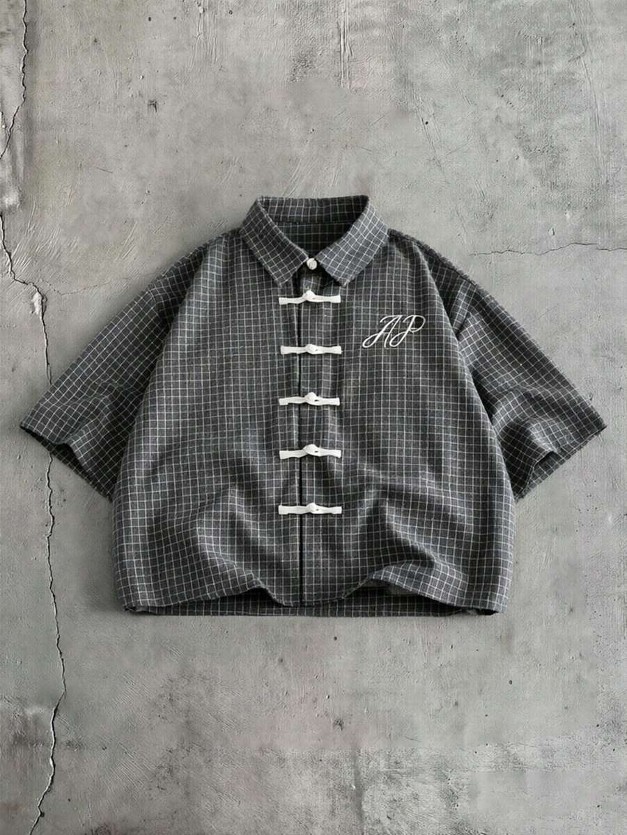 AXEPEAK 男士夏季休閒時尚街頭風字母刺繡格紋印花對比色青蛙扣短袖襯衫 - 黑色 - 查看 1