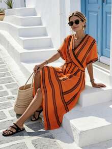 SHEIN Tall 夏季新品：V領時尚洋裝 – 短袖、對比寬窄條紋、寬鬆長版剪裁。這款法式復古單品融合了度假魅力與辦公室優雅，擁有修身顯瘦的A字版型 - 亮橙色 - 查看 4
