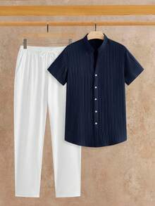 HIMLAND 2pcs/Set Kemeja Lengan Pendek Leher V Kasual Pria, Kerah Mandarin Biru Tua, Setelan Serasi Bertekstur, Celana Putih dengan Tali Serut, Pakaian Liburan Musim Panas - Biru - View 5