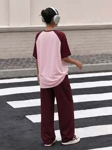 Bộ này gồm áo thun tay ngắn raglan phối màu hồng và xanh lá với họa tiết trang trí nơ + quần ống rộng suông, dáng rộng thoải mái, phong cách ngọt ngào pha chút cá tính, phù hợp mặc đi chơi hàng ngày, thêm nổi bật khi kết hợp cùng phụ kiện - Nhiều màu - Xem 8