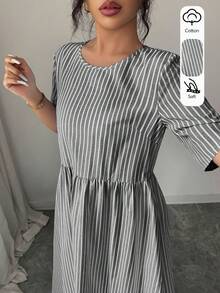 SHEIN LUNE 女款春夏新款極簡寬鬆棉麻感面料海灘度假休閒百搭日常聚會時尚通勤復古藍白條紋短袖圓領長版洋裝 - 深灰色 - 查看 6
