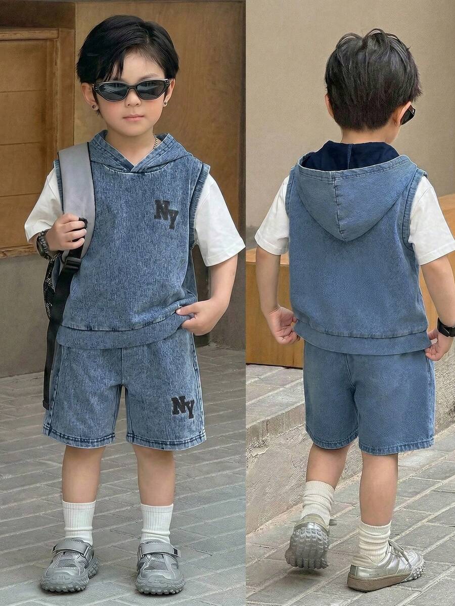 SHEIN Little Byeori Conjunto de 2 piezas para niños jóvenes con sudadera sin mangas y pantalones cortos de punto de mezclilla azul con estampado de letras - Azul lavado medio - Ver 1